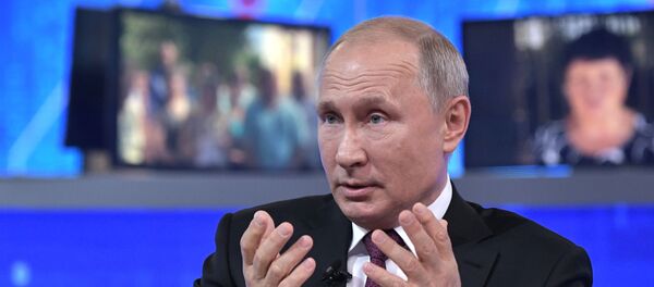 El presidente de Rusia, Vladímir Putin, en la 'Línea directa' de 2019  - Sputnik Mundo