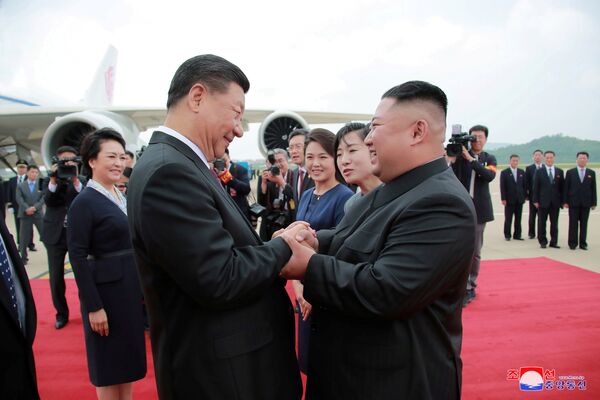 Un líder chino visita Corea del Norte por primera vez en 14 años

 - Sputnik Mundo