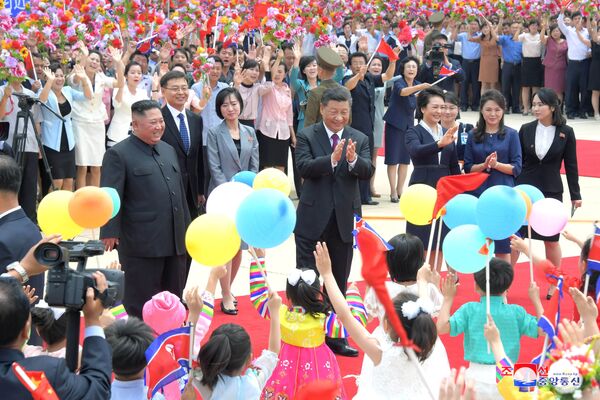 Un líder chino visita Corea del Norte por primera vez en 14 años

 - Sputnik Mundo