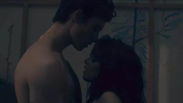 Los cantantes Shawn Mendes y Camila Cabello en una escena del videoclip de la canción 'Señorita' - Sputnik Mundo
