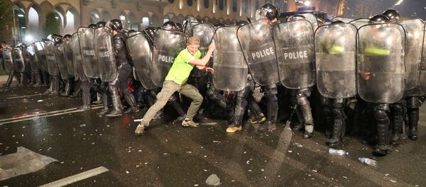 Los georgianos protestan ante su Parlamento
Los georgianos protestan ante su Parlamento
- Sputnik Mundo