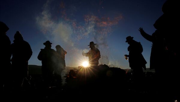 Participantes de la ceremonia del solsticio de invierno que coincide con el Año Nuevo Indio Aymara en Tiwanaku - Sputnik Mundo
