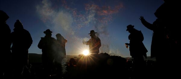 Participantes de la ceremonia del solsticio de invierno que coincide con el Año Nuevo Indio Aymara en Tiwanaku Participantes de la ceremonia del solsticio de invierno que coincide con el Año Nuevo Indio Aymara en Tiwanaku - Sputnik Mundo