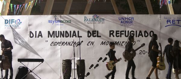 El Día Mundial de las Personas Refugiadas se festejó en el centro de Palenque (Chiapas) mientras cientos de migrantes esperan en las calles su refugio mexicano - Sputnik Mundo