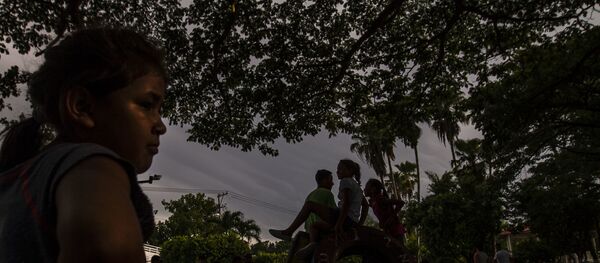 Con más de tres semanas en espera en la resolución de solicitud de refugio en México, migrantes centroamericanos permanecen en la calle durante el día internacional de las personas refugiadas, archivo, 2019. - Sputnik Mundo