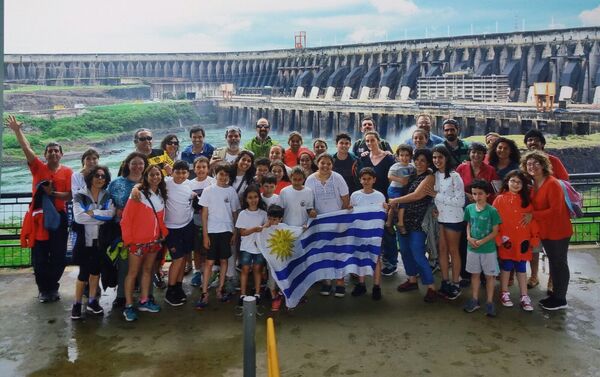 El grupo rochense Tras las huellas del venado en la usina hidroeléctrica Itaipu Binacional en el río Paraná, en el tramo de frontera entre Brasil y Paraguay - Sputnik Mundo