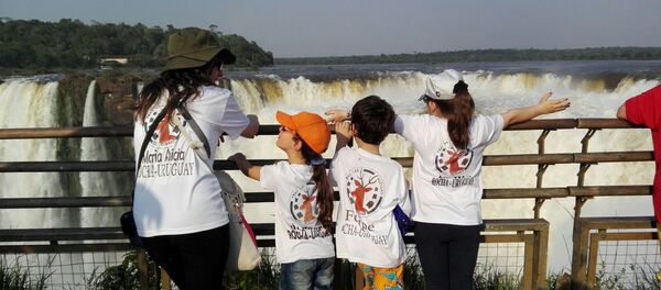 Visita del grupo rochense Tras las huellas del venado a las Cataratas del Iguazú, en Argentina - Sputnik Mundo