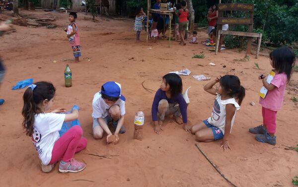 Visita del grupo rochense Tras las huellas del venado a la comunidad mbya guaraní pindoity en San Ignacio de Misiones, Argentina - Sputnik Mundo