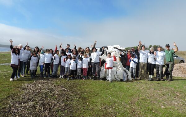 El grupo rochense Tras las huellas del venado limpiando las playas de la Laguna de Rocha junto a miembros del Sistema Nacional de Áreas Protegidas - Sputnik Mundo