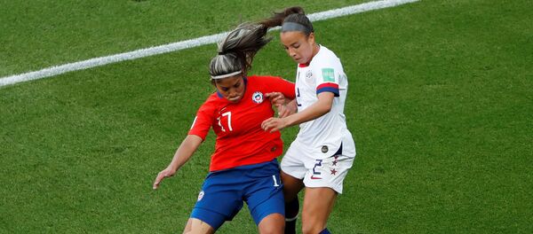 La futbolista chilena Javiera Toro disputa un balón con Mallory Pugh de EEUU durante la Copa del Mundo Femenina 2019 - Sputnik Mundo