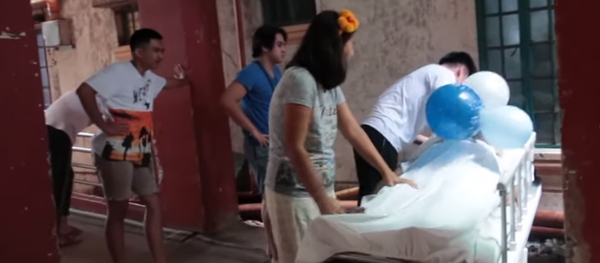 El bloguero Keith Talens cerca del cuerpo de su padre - Sputnik Mundo