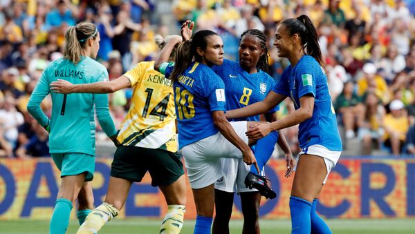 La futbolista brasieña Marta Vieira celebra un gol señalando sus zapatos con el logo de la campaña 'Go equal' - Sputnik Mundo