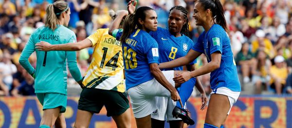 La futbolista brasieña Marta Vieira celebra un gol señalando sus zapatos con el logo de la campaña 'Go equal' - Sputnik Mundo