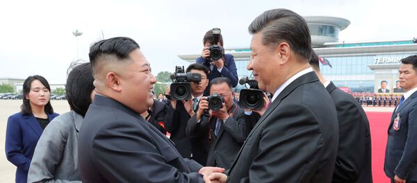 El líder norcoreano, Kim Jong-un, y el presidente chino, Xi Jinping - Sputnik Mundo