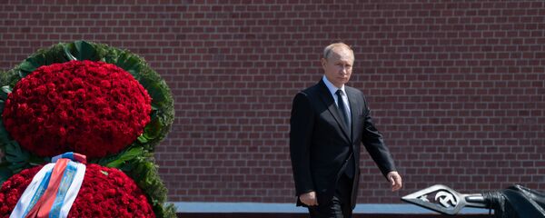 Putin deposita flores en la Tumba del Soldado Desconocido  - Sputnik Mundo