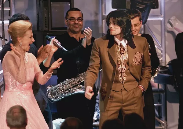 Singer Michael Jackson, center, joins host Barbara Davis, left, and band members on stage during the Carousel of Hope, a star-studded charity gala benefitting childhood diabetes held in Beverly Hills Singer Michael Jackson, center, joins host Barbara Davis, left, and band members on stage during the Carousel of Hope, a star-studded charity gala benefitting childhood diabetes held in Beverly Hills - Sputnik Mundo