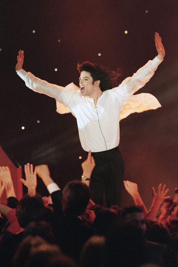 US pop singer, superstar Michael Jackson performs “Earth song” during the World Music Awards ceremony at the Monte Carlo Sporting Club, Monaco - Sputnik Mundo