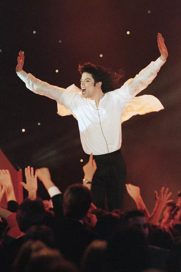 US pop singer, superstar Michael Jackson performs “Earth song” during the World Music Awards ceremony at the Monte Carlo Sporting Club, Monaco US pop singer, superstar Michael Jackson performs “Earth song” during the World Music Awards ceremony at the Monte Carlo Sporting Club, Monaco - Sputnik Mundo