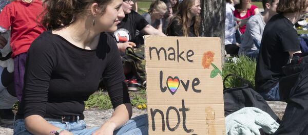Haz el amor y no CO2, uno de los eslóganes de la marcha contra el cambio climático 'Viernes por el futuro' de Berlín. - Sputnik Mundo