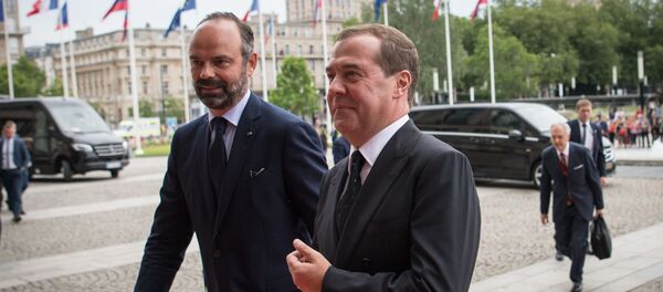El primer ministro de Francia, Édouard Philippe, con su par ruso, Dmitri Medvédev - Sputnik Mundo