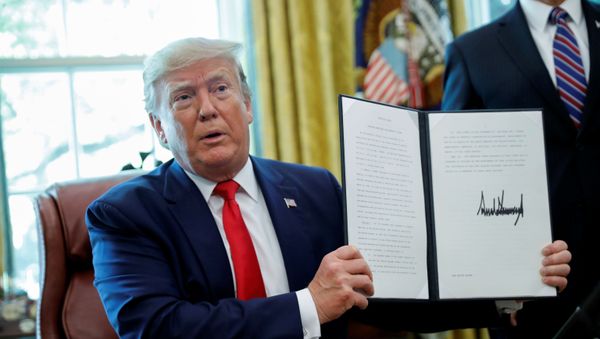 El presidente de EEUU, Donald Trump, anuncia las nuevas sanciones contra Irán El presidente de EEUU, Donald Trump, anuncia las nuevas sanciones contra Irán - Sputnik Mundo
