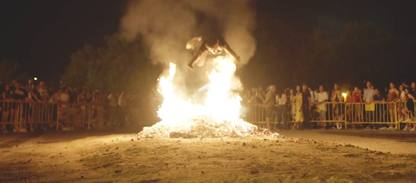 Cientos de personas queman los malos augurios saltando la hoguera en Madrid - Sputnik Mundo