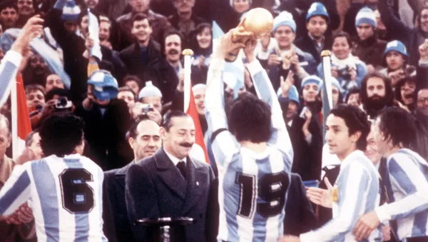 La selección argentina de fútbol celebra el campeonato mundial en 1978 frente al dictador Jorge Rafael Videla