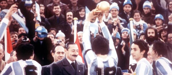 La selección argentina de fútbol celebra el campeonato mundial en 1978 frente al dictador Jorge Rafael Videla - Sputnik Mundo