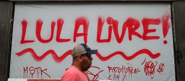 Un billboard en el que se lee Lula libre - Sputnik Mundo
