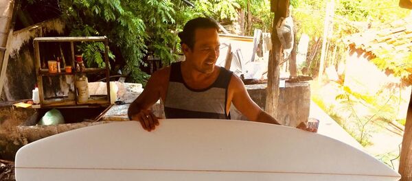 Roberto Salinas Rebollar antes competía en surf, pero debido a lesiones que ha sufrido ahora fabrica tablas en Puerto Escondido (Oaxaca) - Sputnik Mundo