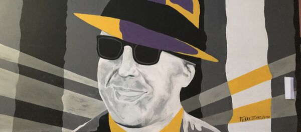Un mural con la figura de Carlos Gardel - Sputnik Mundo
