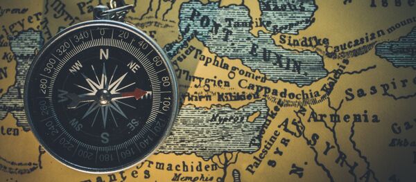 Un compás sobre un mapa (imagen referencial) - Sputnik Mundo