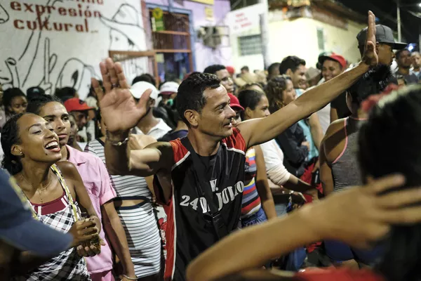 Un hombre baila en la calle durante la celebración del Día de San Juan Bautista en Curiepe. Un hombre baila en la calle durante la celebración del Día de San Juan Bautista en Curiepe. - Sputnik Mundo