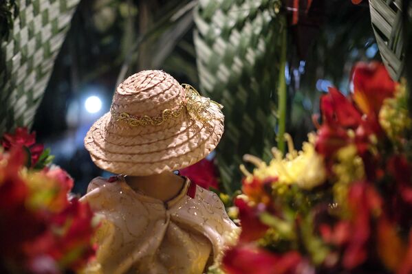 Detalle de una de las vestimentas de la estatuilla de San Juan durante la celebración del Día de San Juan Bautista en Curiepe. - Sputnik Mundo