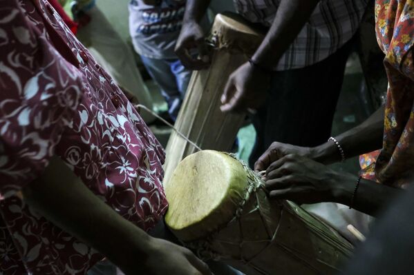 Una pareja de hombres arman tambores durante la celebración del Día de San Juan Bautista en Curiepe. - Sputnik Mundo