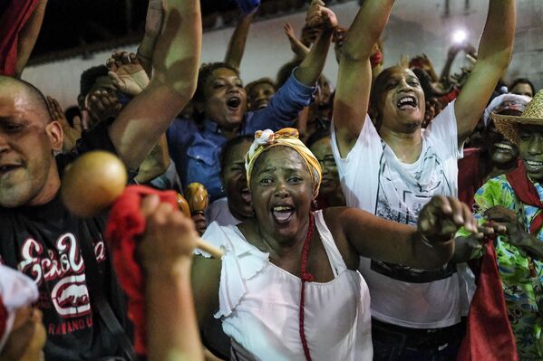 Decenas de personas cantan y bailan durante la celebración del Día de San Juan Bautista en Curiepe. - Sputnik Mundo