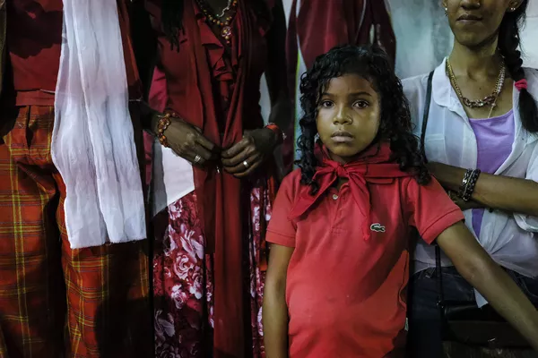 Una niña observa junto a sus familiares la celebración del Día de San Juan Bautista en Curiepe. Una niña observa junto a sus familiares la celebración del Día de San Juan Bautista en Curiepe. - Sputnik Mundo