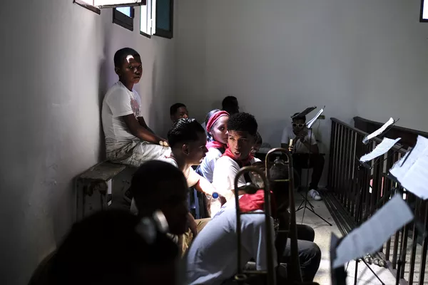 Jóvenes esperan tocar sus instrumentos durante la celebración de la misa del Día de San Juan Bautista en Curiepe. Jóvenes esperan tocar sus instrumentos durante la celebración de la misa del Día de San Juan Bautista en Curiepe. - Sputnik Mundo