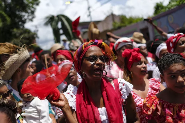 Una mujer baila durante la celebración del Día de San Juan Bautista en Curiepe. Una mujer baila durante la celebración del Día de San Juan Bautista en Curiepe. - Sputnik Mundo