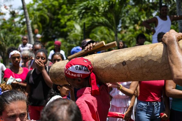 Un hombre carga uno de los tambores durante la celebración del Día de San Juan Bautista en Curiepe. - Sputnik Mundo