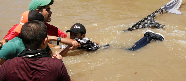 Migrantes de Honduras cruzan el río Bravo para ingresar ilegalmente a Estados Unidos - Sputnik Mundo
