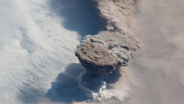 Imagen de la erupción del volcán Raikoke Imagen de la erupción del volcán Raikoke - Sputnik Mundo