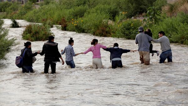 Migrantes centroamericanos cruzan el Río Bravo en México - Sputnik Mundo