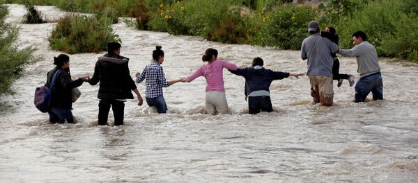 Migrantes centroamericanos cruzan el Río Bravo en México - Sputnik Mundo