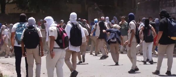 Policías y estudiantes protagonizan choques violentos en Honduras Policías y estudiantes protagonizan choques violentos en Honduras - Sputnik Mundo