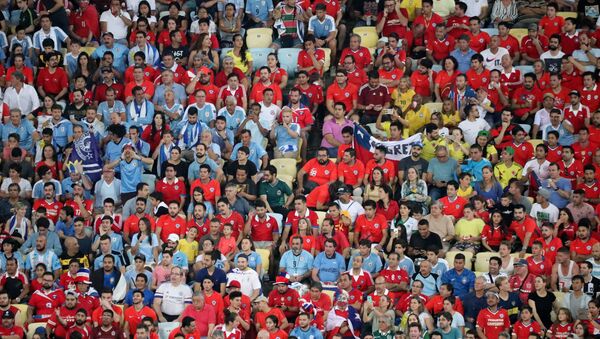 Hinchas uruguayos y chilenos durante un partido de la Copa América - Sputnik Mundo