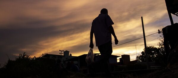 Chiapas, México: Hombre camina sobre las vías del tren 'la Bestia', en la ruta migratoria.  - Sputnik Mundo