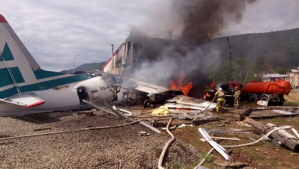 Llamas y nubes de humo: así fue la catástrofe del An-24 en Rusia
 - Sputnik Mundo