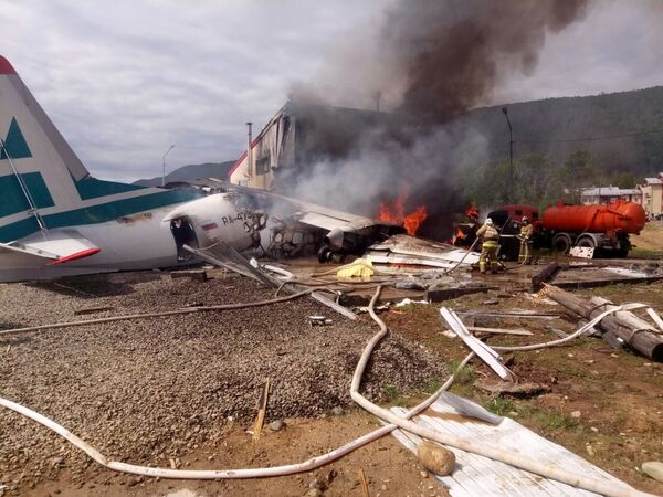 Llamas y nubes de humo: así fue la catástrofe del An-24 en Rusia
 - Sputnik Mundo