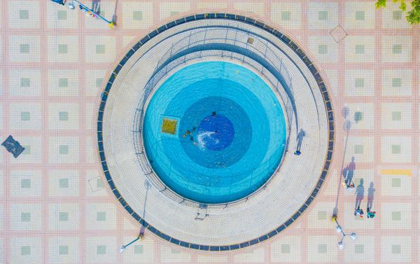 'Una odisea por los oasis que se desvanecen: fuentes en las viviendas públicas' es una fotografía de Hoy Kin Fung, de Hong Kong. Está en la categoría 'Mi planeta, series'. - Sputnik Mundo
